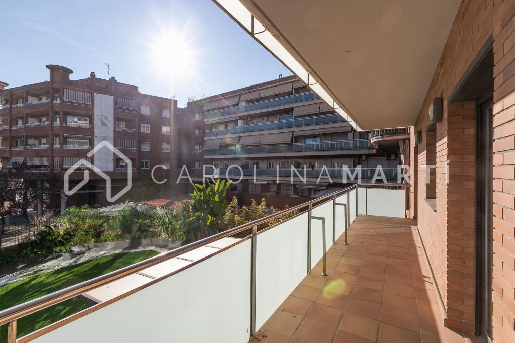 Piso con terraza en venta en Esplugues de Llobregat, Barcelona