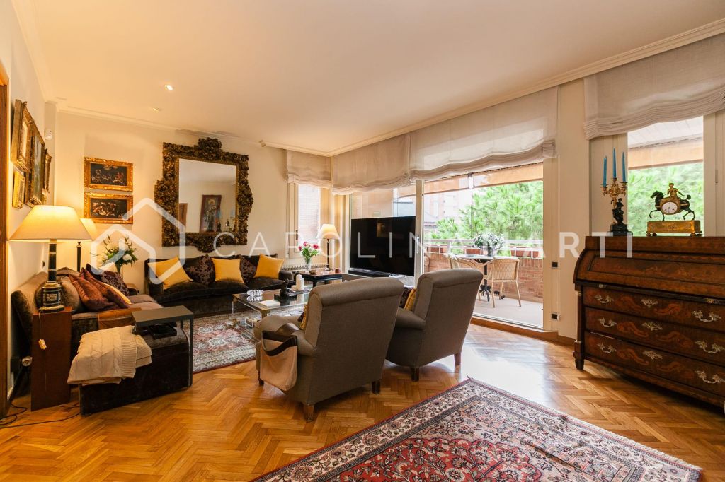 Flat with terrace for sale in Les Corts, Barcelona