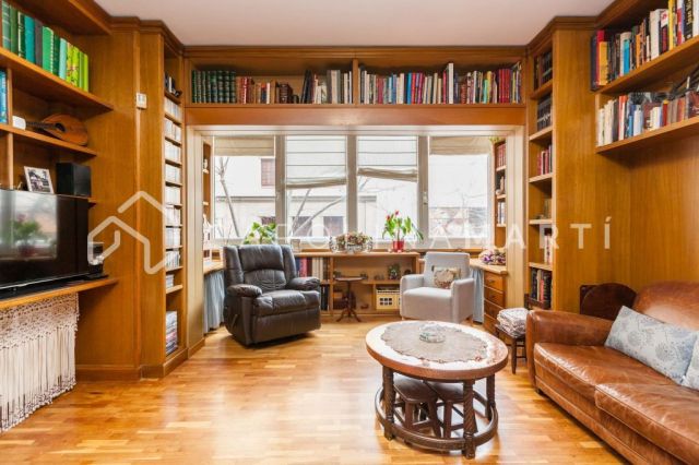 Flat with balcony for sale next to Mercat Galvany, Barcelona