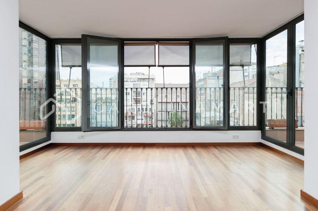 Penthouse with 40 m2 terrace for rent in Dreta de l'Eixample