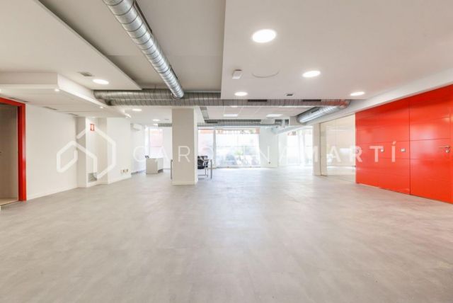 Commercial shop at street level for sale in Sarrià-Sant Gervasi