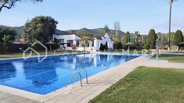 Casa de 278 m2 con terraza y patio en venta cerca de Barcelona