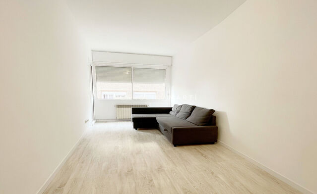 Renovated temporary rental with 3 bedrooms and balcony in Can Baró