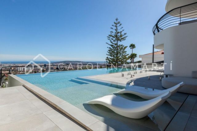 La vie au sommet : superbe villa design flambant neuve à Barcelone