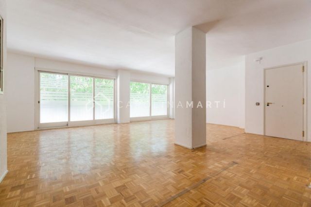 Commercial premises for rent to be renovated in Plaza Bonanova, Barcelona