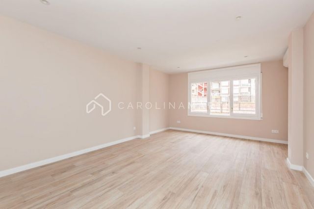 Piso en venta en Eixample – 105 m², 3 habitaciones y patio de manzana en Roger de Llúria
