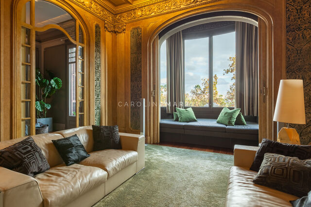 Renovated 303 m² apartment overlooking Port Vell on Passeig Colom