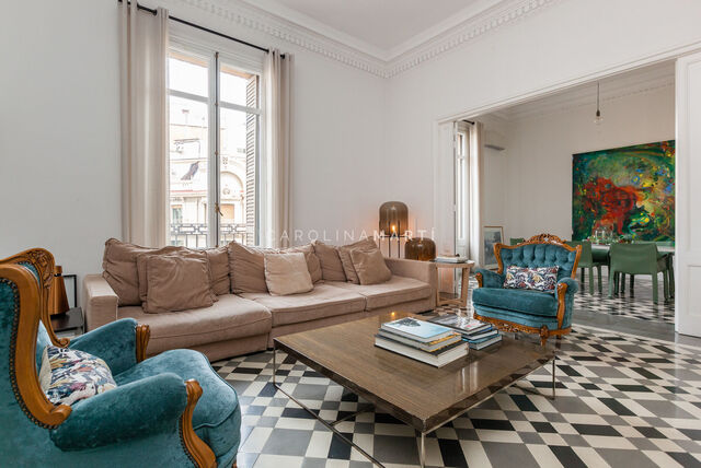 Propiedad señorial con terrazas en finca regia esquinera de 1930