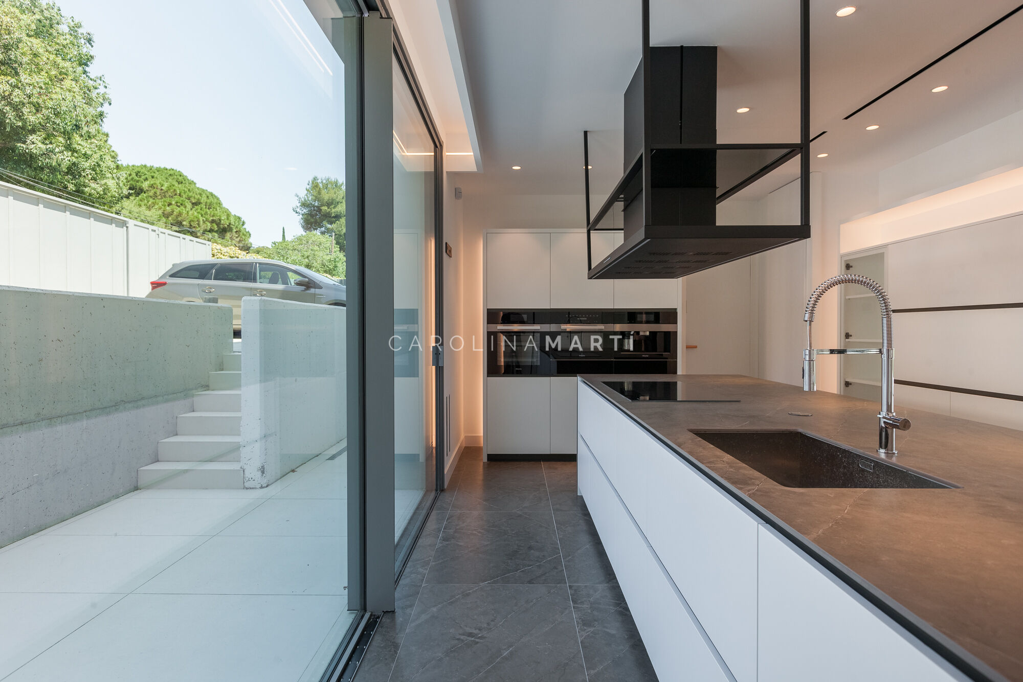 Villa de obra nueva en Pedralbes: arquitectura, privacidad y lujo mediterráneo.