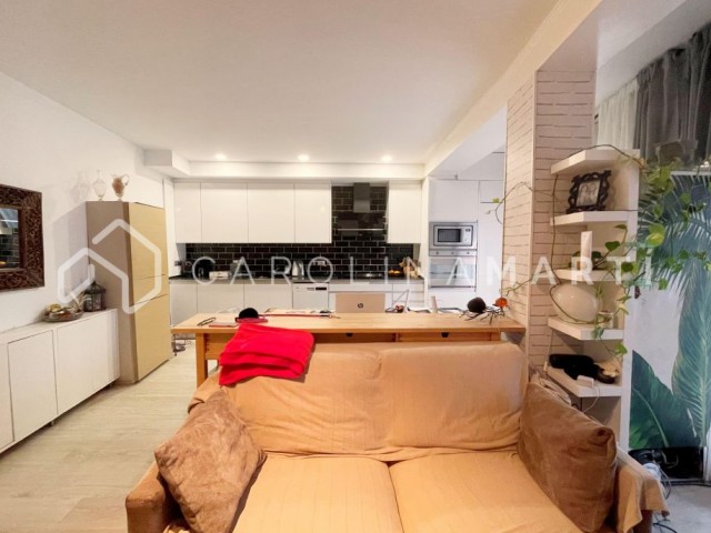 Sunny flat with balcony for sale in La Salut, Gràcia