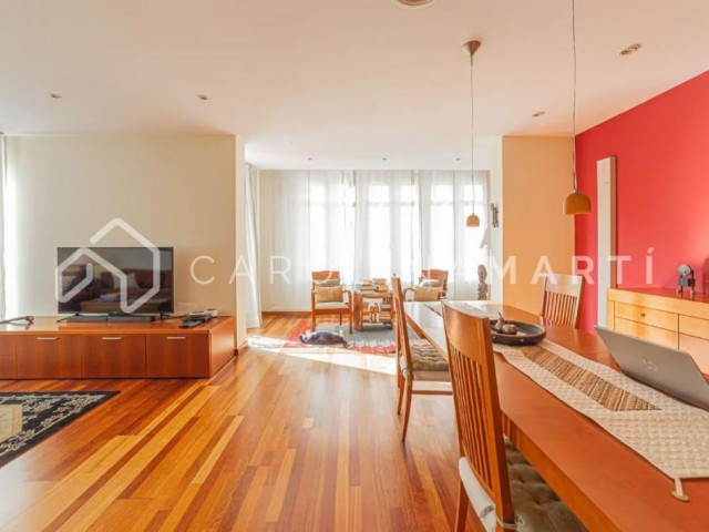 Exterior apartment with a balcony on Travessera de Gràcia, Barcelona.