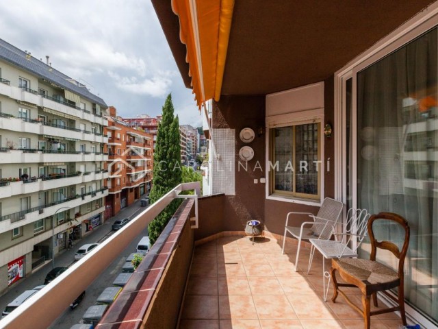 Piso luminoso en alquiler en Pau Alsina - Barcelona