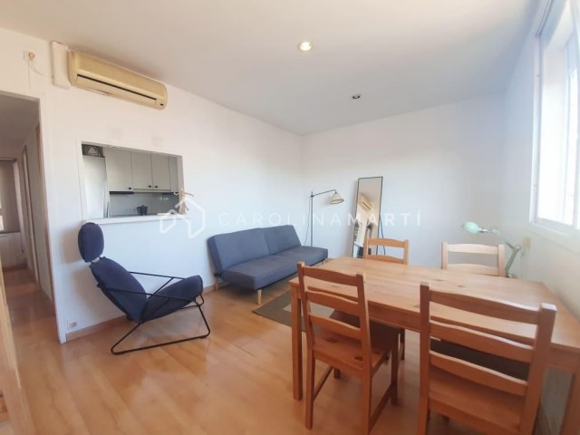 Bright top floor apartment next to Plaça Molina