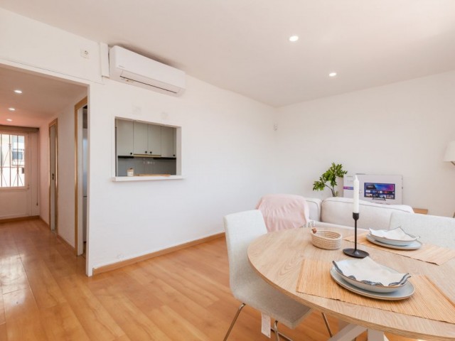 Bright top floor apartment next to Plaça Molina