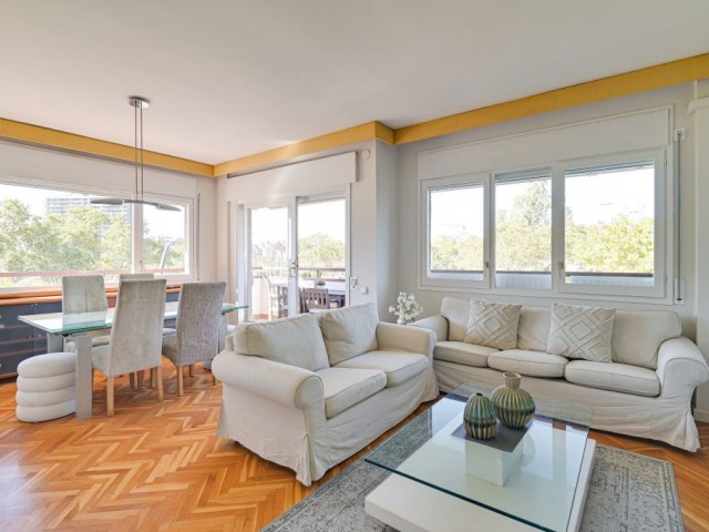 Exclusiva vivienda esquinera con terraza, piscina y parking en Les Corts – Barcelona