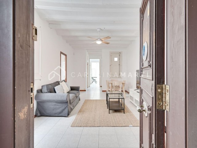 Piso en venta con terraza en el centro de Barcelona – Luminoso y en excelente estado