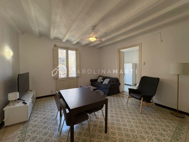 Piso en Venta con Balcón en el Centro de Barcelona – 2 Habitaciones y Luz Natural