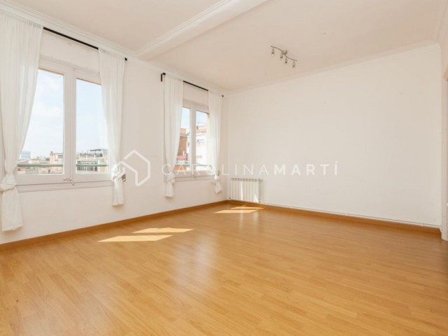 Rental in Carrer de Casanova – 2 bedroom apartment + office in l’Eixample, Barcelona