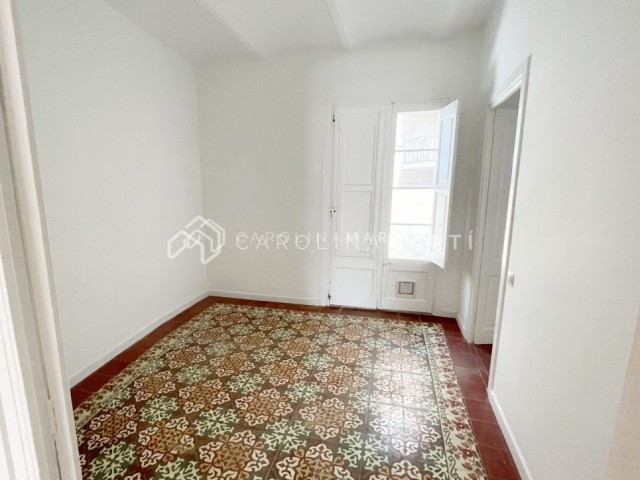 Appartement à vendre au Centre de Sant Adrià – 2 chambres, immeuble classique à côté de la Plaça de la Vila