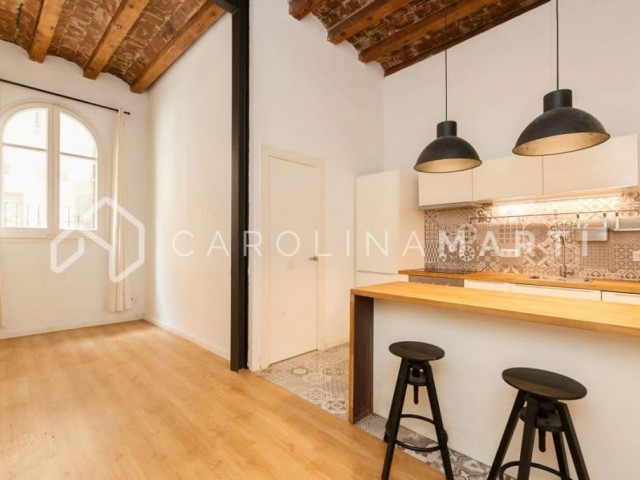 Renovated ground floor apartment for sale in Sants-Montjuïc, Barcelona