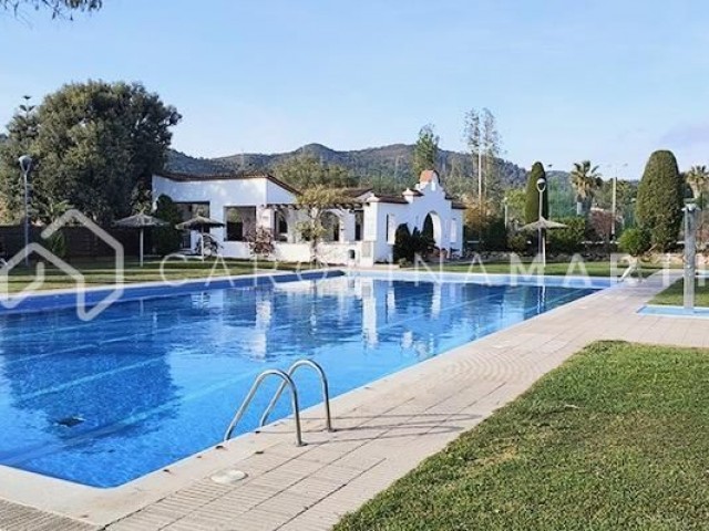 278 m2 house with terrace and patio for sale near Barcelona.