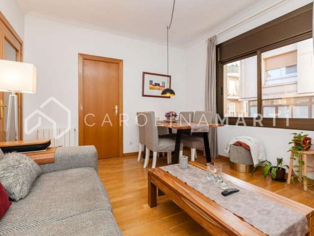  Spacious 4-bedroom apartment with elevator for sale in Barcelona.